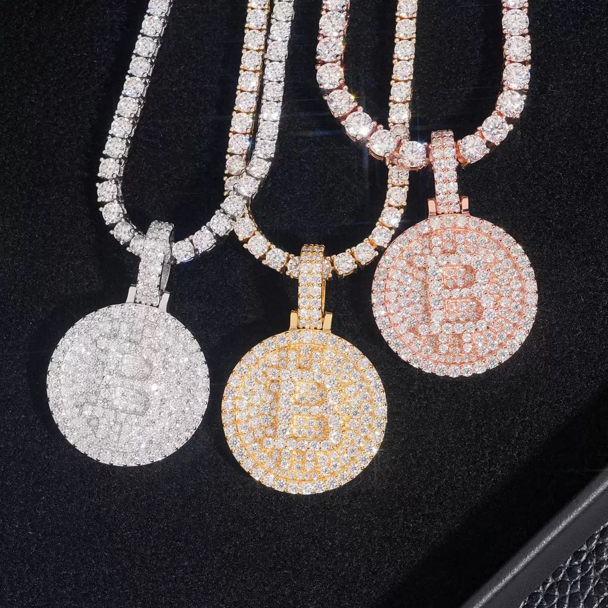 Bitcoin-Symbol Round Moissanite Pendant in 925 sterling silver with moissanite